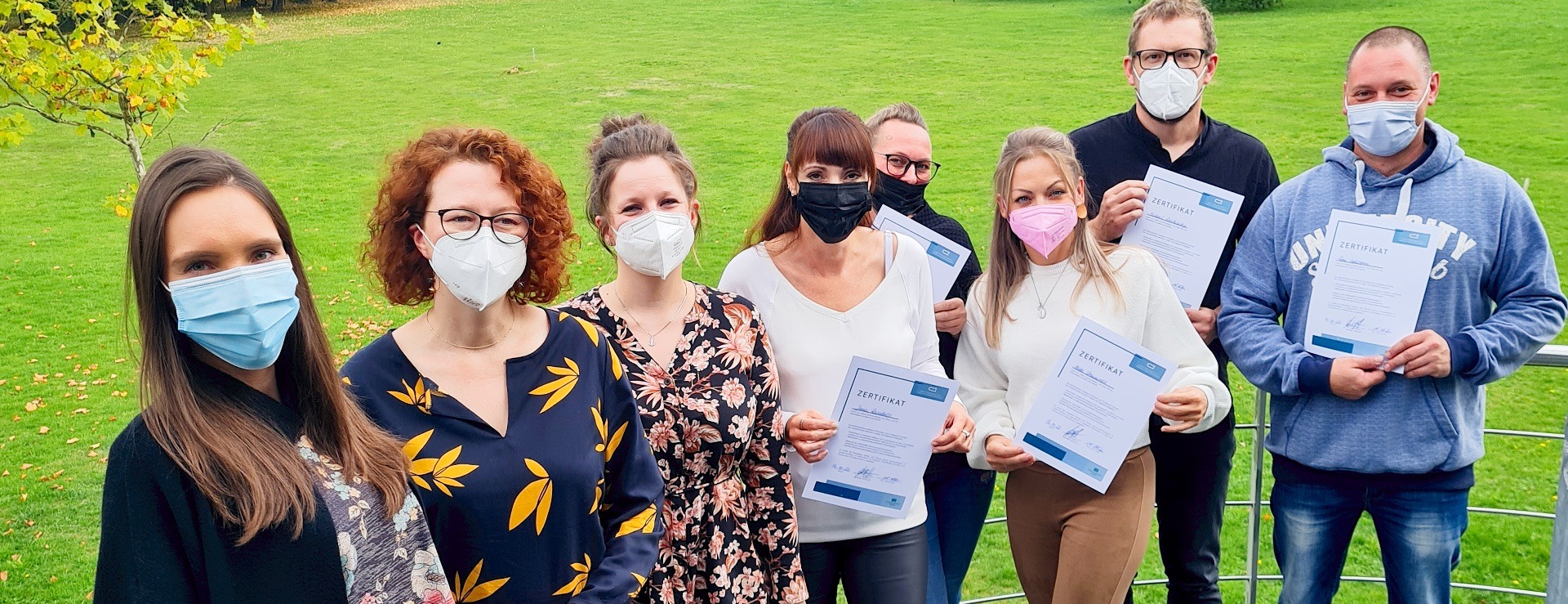 8 Personen davon 5 mit Zertifikat in den Händen