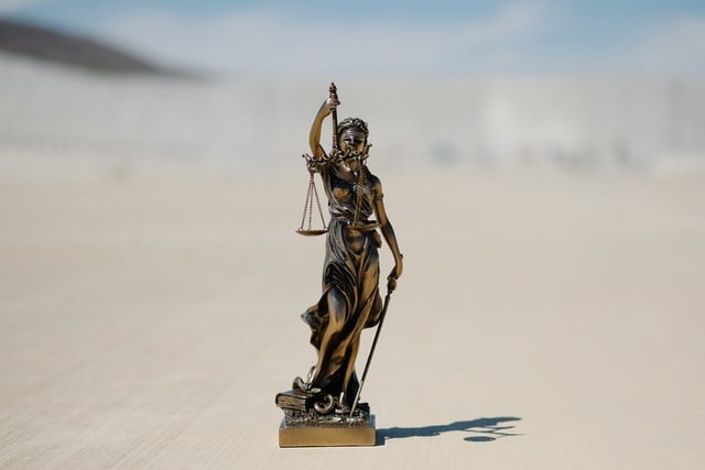 Justitia Figur